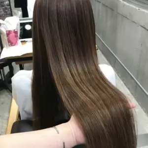 名古屋市⼋事の美容室のlokahiでサミートリートメントを受けた女性