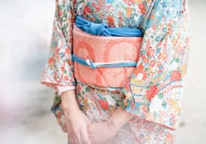 名古屋市⼋事で美髪矯正・髪質改善なら美容室のlokahiで振袖を着付けてもらう女性